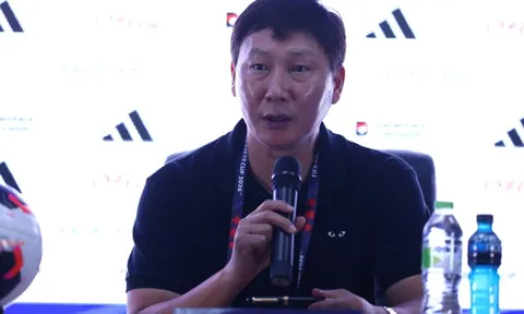 HLV Kim: 'Tuyển Việt Nam may mắn hơn Philippines'