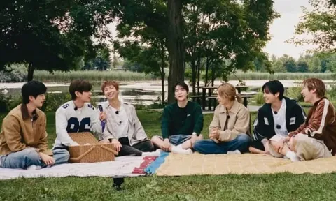 BTS tung ảnh đủ 7 thành viên, visual đời thường khiến fan xúc động