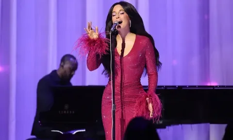 Kacey Musgraves xúc động tưởng nhớ Dolly Parton tại VMAs 2026