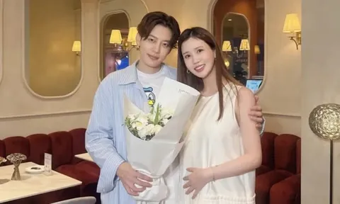 Lee Da Hae bế bụng bầu ủng hộ chồng