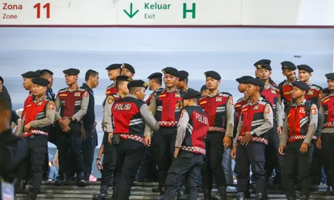 Cảnh sát Indonesia xếp hàng bảo vệ CĐV Malaysia