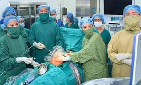 Lần đầu tại Việt Nam: Đặt bóng vào khí quản cứu thai nhi mắc thoát vị hoành