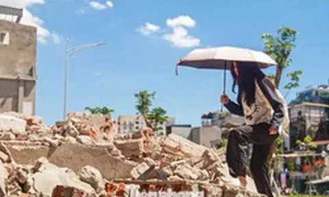 Ngổn ngang những đống phế thải trên Vành đai 1