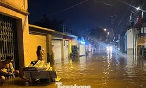 Hàng trăm nhà dân ở TPHCM ngập từ đêm đến sáng: 'Nước dâng nhanh, chỉ chưa đầy nửa giờ đã tràn vào'