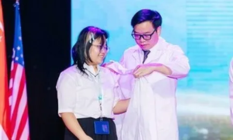 Cuộc hội ngộ đặc biệt giữa cô gái từng suýt mất chân và bác sĩ tại lễ khai giảng
