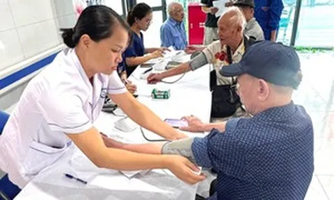 Người cao tuổi, người bệnh nặng sẽ được khám sức khỏe tại nhà
