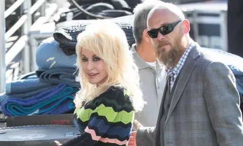 Cháu trai Dolly Parton xin hoãn phiên tòa liên quan lệnh cấm tiếp xúc