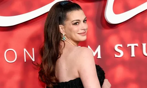 Anne Hathaway xin lỗi vì khoảnh khắc 'gây ác mộng' trên thảm đỏ