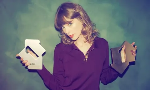 Taylor Swift ăn mừng kỷ lục âm nhạc bằng màn ngoại giao thời trang ẩn ý