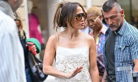 Jennifer Lopez nhắc nhở 'cánh săn ảnh' tại Paris Fashion Week