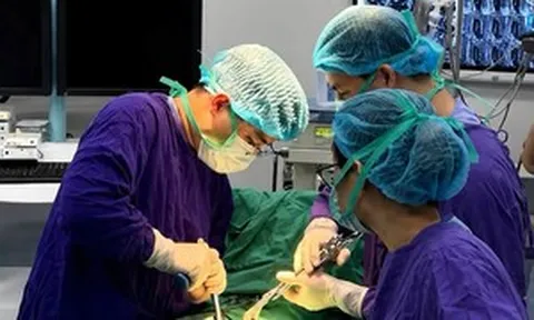 Người đàn ông Lào tắc ruột được bác sĩ Việt mổ cấp cứu bằng kỹ thuật đặc biệt