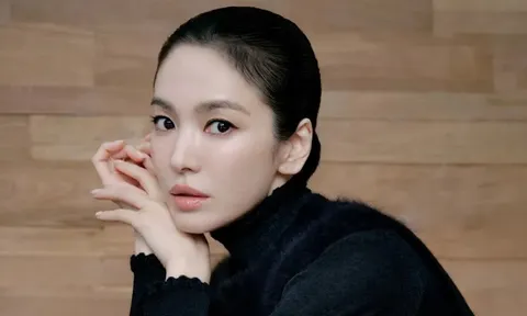 Song Hye Kyo vuốt tóc ra sau, lộ rõ 'điểm vàng' trên gương mặt
