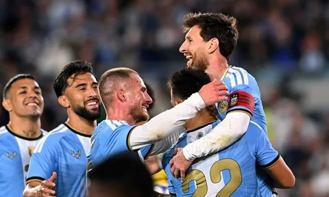 Messi được tôn vinh, Ronaldo vẫn chống lại cái kết