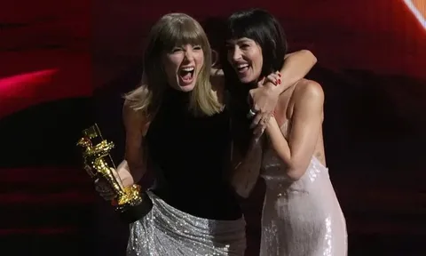 Taylor Swift bí mật mừng sinh nhật Dakota Johnson