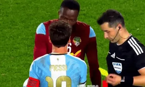 Trọng tài tặng thẻ đỏ và thẻ vàng cho Messi