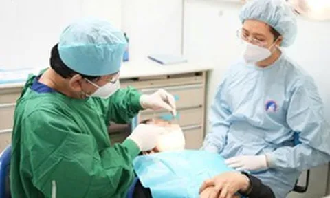 Dùng hàm giả nhiều năm, người phụ nữ 64 tuổi xuất hiện dấu hiệu "lạ"