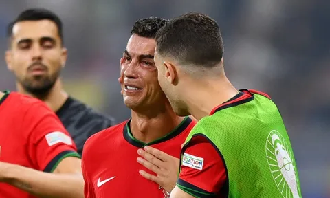 Vì sao không đồng đội nào ủng hộ Ronaldo?