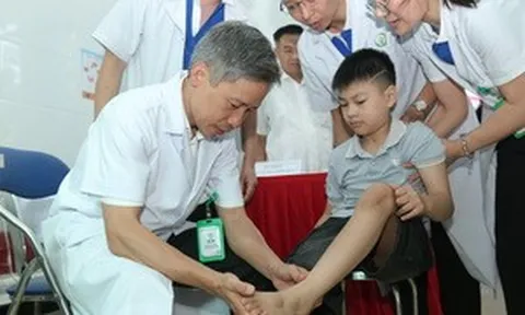 Bé 10 tuổi biến dạng bàn chân sau chấn thương sọ não