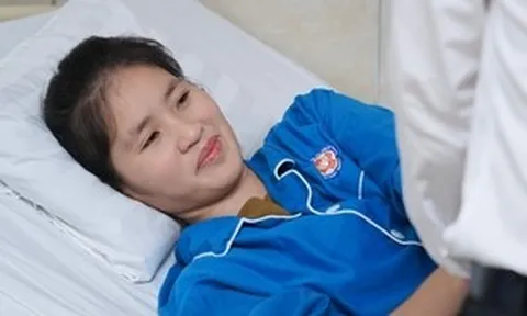 Xúc động khoảnh khắc giám đốc bệnh viện thăm cô giáo mất chân khi cứu học trò