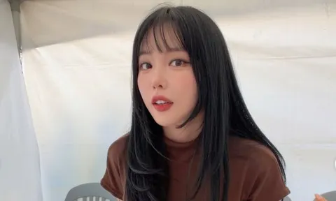 Ca sĩ Hong Jin Young khoe vóc dáng mảnh mai sau tin đồn mang thai