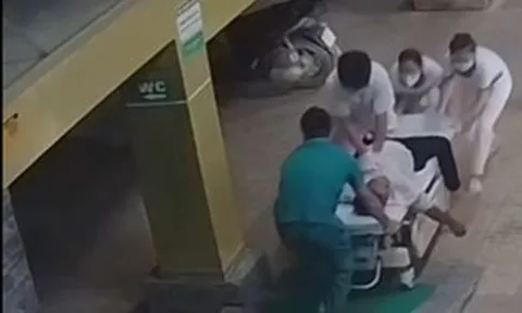 Khoảnh khắc bác sĩ trẻ nhảy lên cáng, ép tim liên tục cứu người lúc nửa đêm