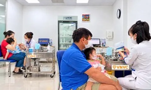 VNVC hỗ trợ 3 tỷ đồng, giúp hơn 100.000 trẻ tiêm vaccine tay chân miệng