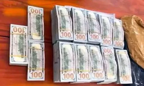 2 nhân viên ngân hàng 'tiếp tay' cho đường dây vận chuyển 52 triệu USD qua biên giới