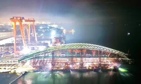 Xuyên đêm hạ thủy nhịp cầu đi bộ 3.400 tấn qua sông Sài Gòn