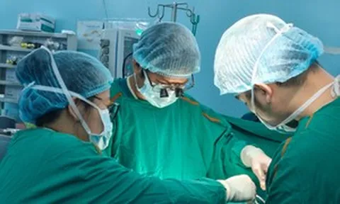 Dị vật kẹt 6 tháng trong cổ bé trai 6 tuổi, chèn ép khí quản