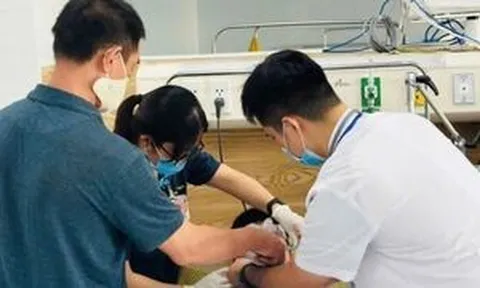 40 người ngộ độc khí Clo: 2 bệnh nhân nặng, suy hô hấp, tổn thương giác mạc