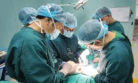 Suýt hoại tử tinh hoàn vì tự đeo vòng kim loại 3cm