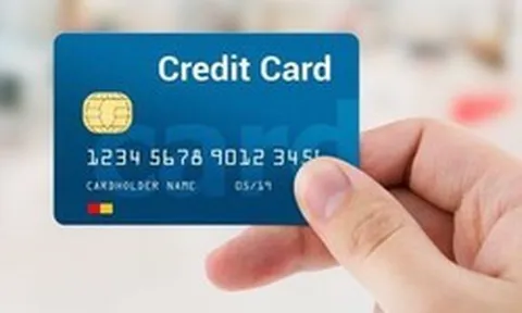 Thẻ tín dụng hết hạn nhưng còn dư nợ, phải làm sao?
