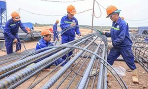 Giá nhân công xây dựng chạm mức 1 triệu đồng/công, doanh nghiệp chấp nhận trả lương trước 3 tháng để giữ người