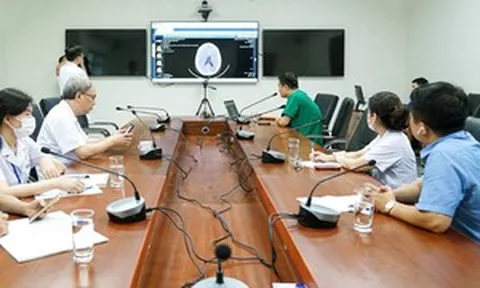 Qua màn hình, bác sĩ đầu ngành điều phối ca hồi sức nghẹt thở, cứu sống bé trai