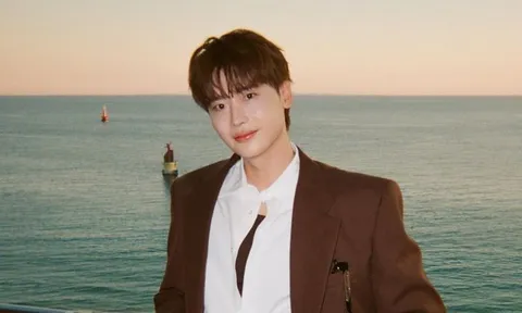 Lee Jong Suk tái xuất, đẹp như hoàng tử đời thực