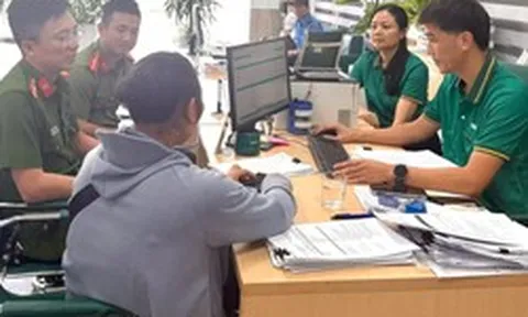 Cán bộ ngân hàng dừng loạt lệnh chuyển tiền, rút trước hạn sổ tiết kiệm, từ 28 triệu, 90 triệu đến 380 triệu đồng: Khách hàng sau đó cảm ơn, dừng giao dịch