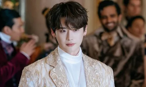 Lee Jong Suk gây bất ngờ với diện mạo khác lạ