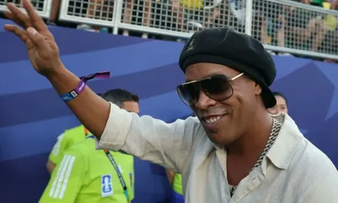Vì sao Ronaldinho trở lại thi đấu ở tuổi 46?
