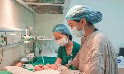 Khối u 10cm chèn khí quản, mẹ ung thư gồng mình giành giật sự sống cho con