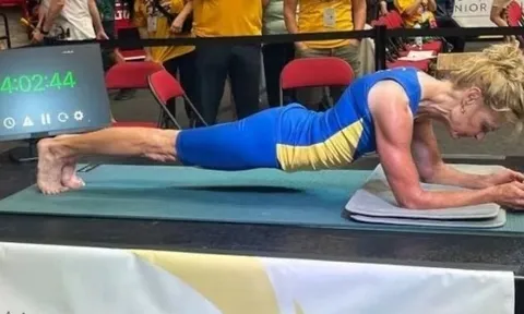 Người phụ nữ 61 tuổi phá kỷ lục thế giới với 5 giờ plank liên tục