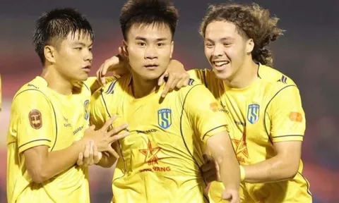 Giữa các đại gia giàu mạnh, vì sao SLNA lên đỉnh bảng V.League?