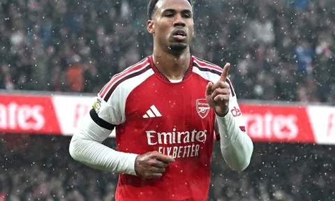 Arsenal phả hơi nóng vào Man City