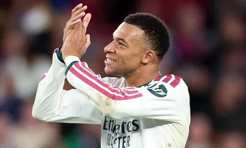 Mbappe thành cơn ác mộng với Barcelona