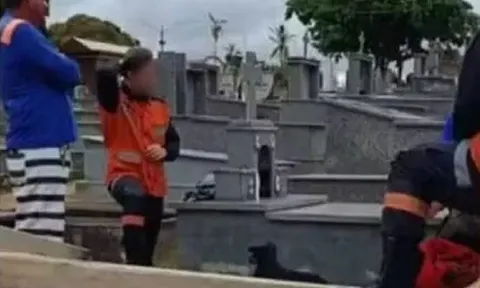 Người đàn ông tử 48 tuổi vong sau khi rơi xuống mộ bố ruột trong lúc dự tang lễ