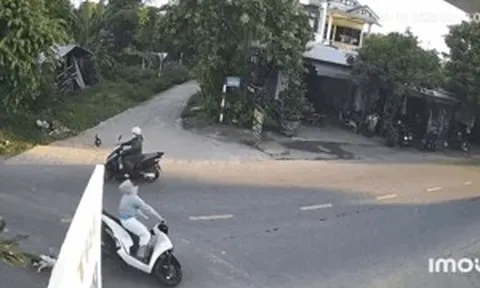 Cô gái đi xe máy bất ngờ trượt ngã ra giữa đường, xem camera ai cũng bức xúc thay