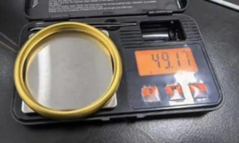 Người phụ nữ mua vòng vàng 999, 1 tháng sau mang đi bán: Thợ vừa cắt một nhát, thứ chảy ra bên trong khiến tất cả đứng hình