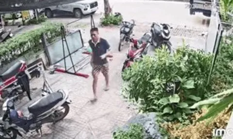 Thanh niên vừa bước vào nhà dân, camera liền ghi được cảnh đáng sợ