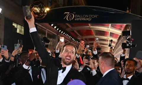 Harry Kane mang Quả bóng vàng đi ăn mừng tại hộp đêm