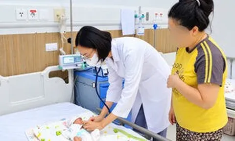 25 phút hồi sức giành sự sống cho bé sinh non nặng 1 kg