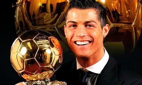 Ronaldo ăn mừng danh hiệu Quả bóng vàng vĩ đại nhất lịch sử